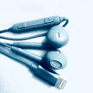 Apply To -iPhone/ Headphones / In ear Headset Wired With Microphone Conditions